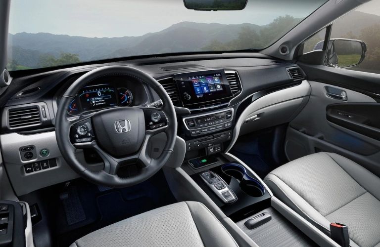 The cockpit of the 2022 Honda Pilot.